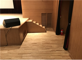 공연장 무대 장애인 리프트 공간 사진