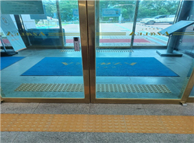 1층 출입구 사진