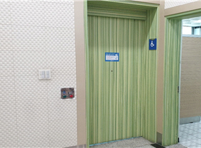 장애인용 화장실 입구 사진